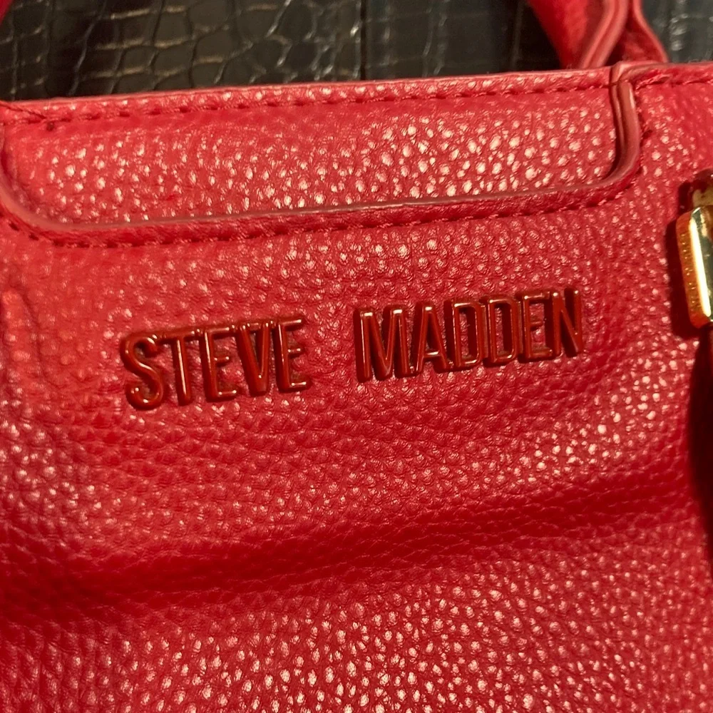 Steve Madden no visible